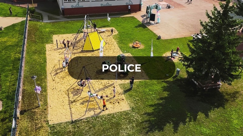 Plac zabaw przy szkole w Policach
