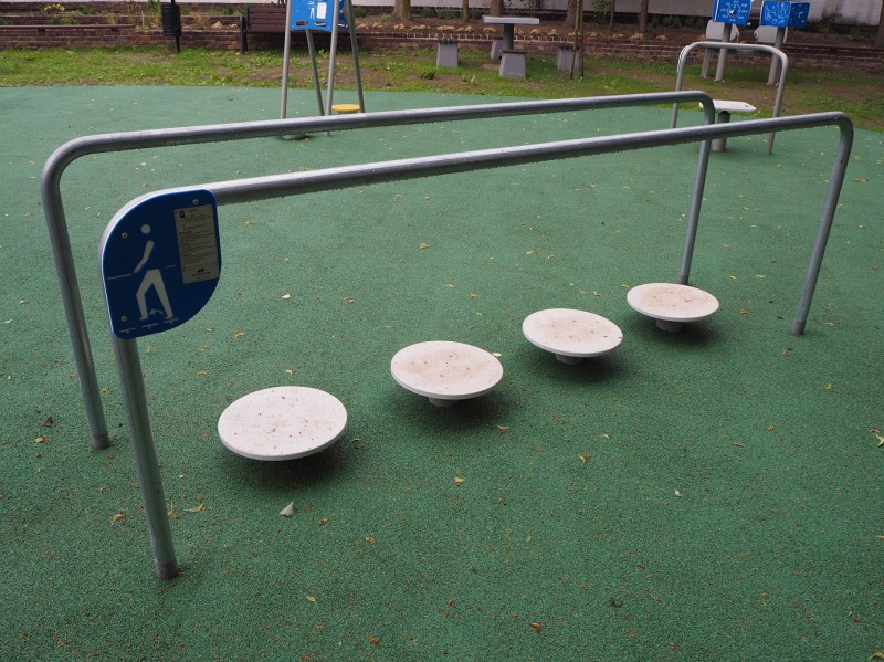 Plac zabaw Ścieżka z poręczami i ruchomymi stopniami PLAY-PARK