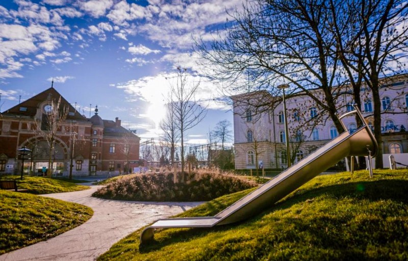 Plac zabaw Zjeżdżalnia skarpowa wąska  GLITI H2400 PLAY-PARK